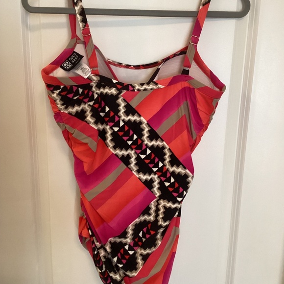 Beautiful colourful full piece bathing suit - Picture 2 of 3